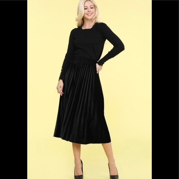 Black velvet pleated skirt with elastic waist band. - Picture 1 of 4